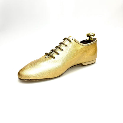 Scarpe da allenamento in Vegas Oro Outlet, modelli 03, dettagli dorati e design sportivo visibili nell'immagine.