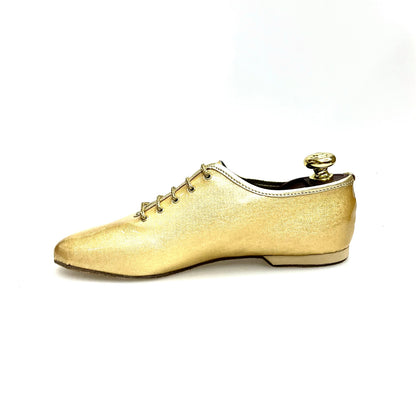 Scarpe da allenamento Outlet Vegas Oro, con dettagli in oro e design sportivo, visibili nella foto.