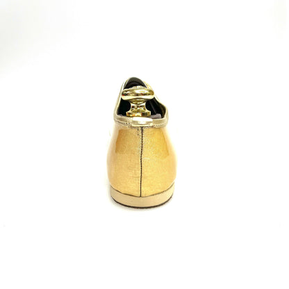 Scarpe da allenamento in Vegas oro Outlet, design sportivo e lucente, con dettagli in oro, su sfondo neutro.