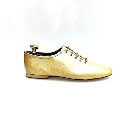 Scarpe da allenamento in Vegas oro Outlet, dettaglio laterale con suola bianca e design sportivo.