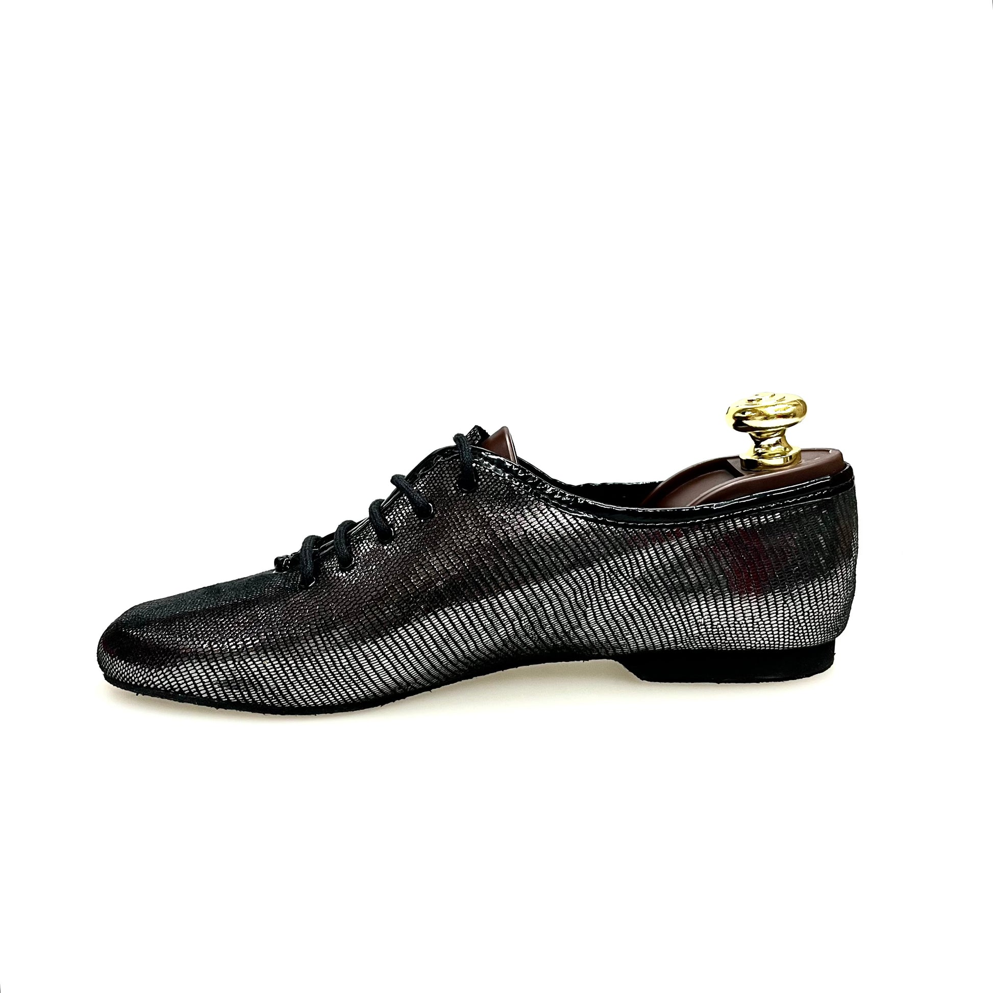 Scarpa da allenamento Jazz 03 in pelle stampata lucertola con dettagli in canna di fucile, stile sportivo e moderno.