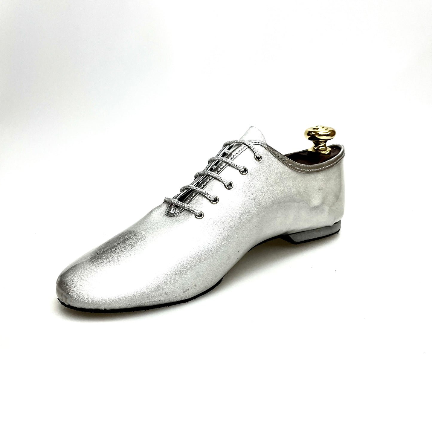 Scarpe da allenamento in vernice metallica argento, modello 03, di Outlet, con design sportivo e dettagli lucidi.