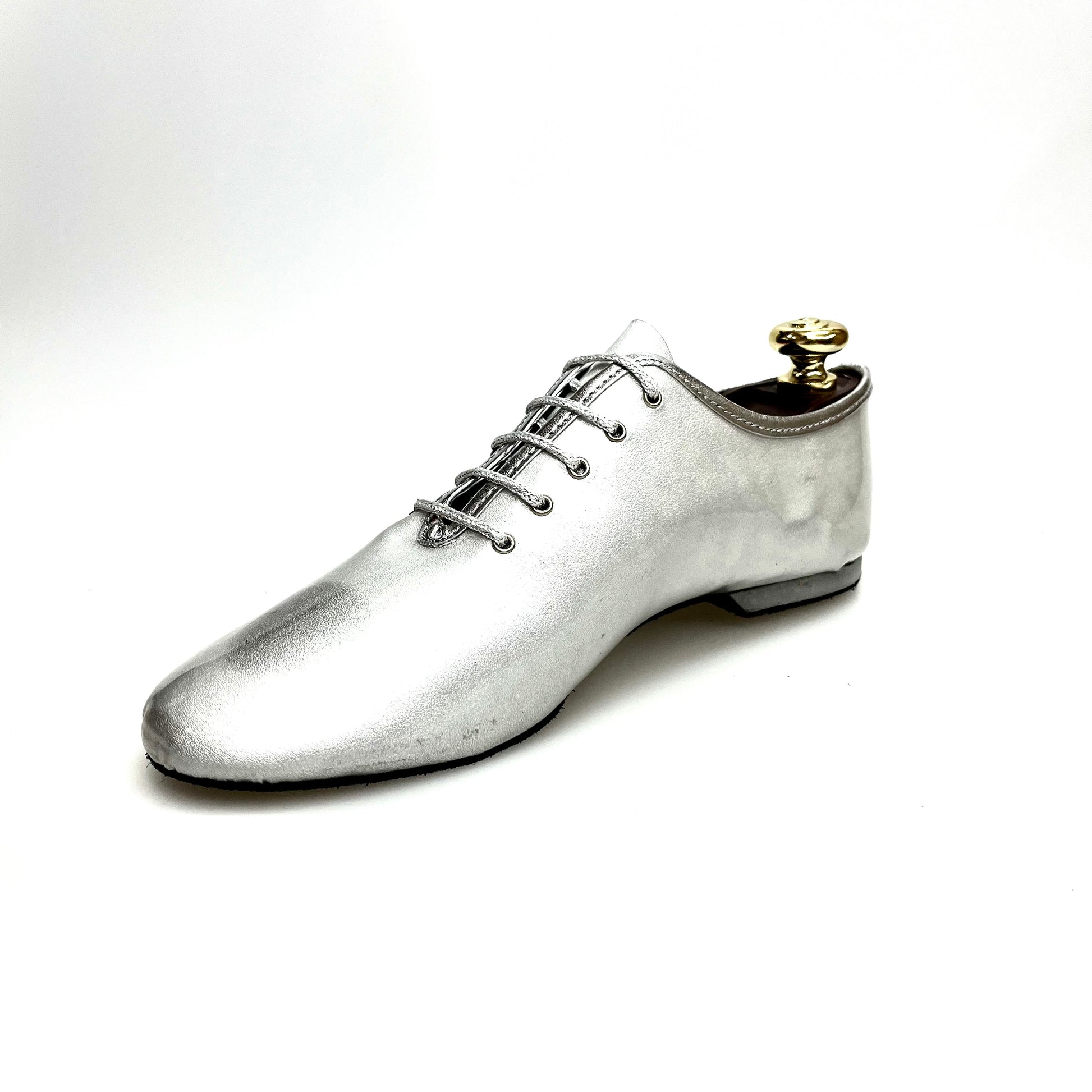 Scarpe da allenamento in vernice metallica argento, modello 03, di Outlet, con design sportivo e dettagli lucidi.