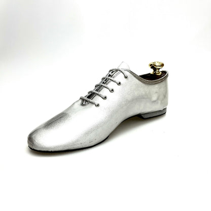 Scarpe da allenamento in vernice metallica argento, modello 03, di Outlet, con design sportivo e dettagli lucidi.