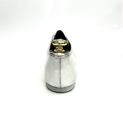Scarpe da allenamento in vernice Metalak argento di Outlet, dettagli lucidi e design sportivo per attività fisica.