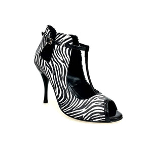 Jenny (18/06) - Scarpa in Raso Seta Disegno Zebra con dettagli Listello e cinturini in Vernice Nera con Tacco a Spillo Smaltato Nero