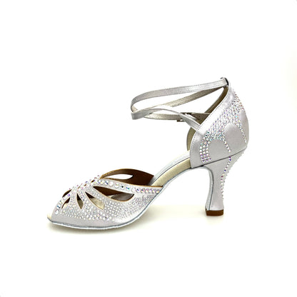Scarpa da ballo donna DADA Diamond QB in raso argento con cinturino incrociato alla caviglia e dettagli Swarovski Boreali.