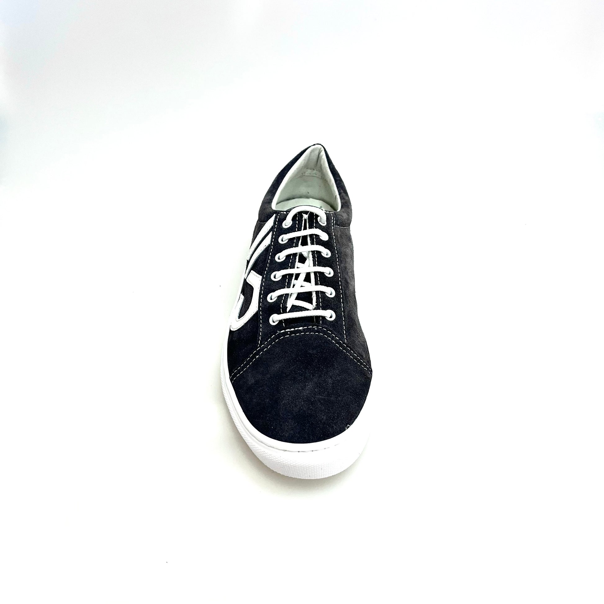 Sneaker urbane Albir Panther Wish Dance Shop in camoscio nero con cuciture bianche e suola in resina di gomma bianca.