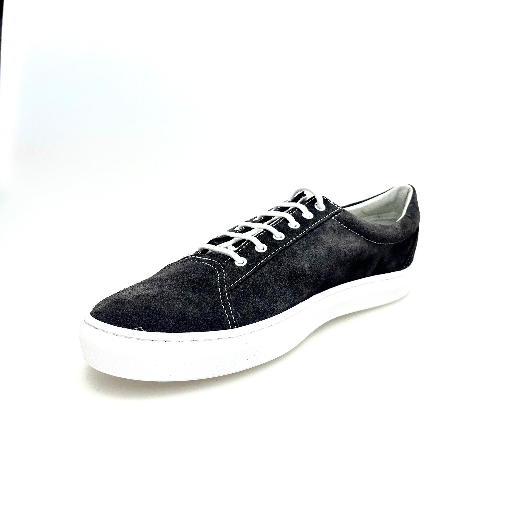 Scarpa sneaker Albir Panther Wish Dance Shop in camoscio nero con cuciture bianche e suola in resina di gomma bianca.
