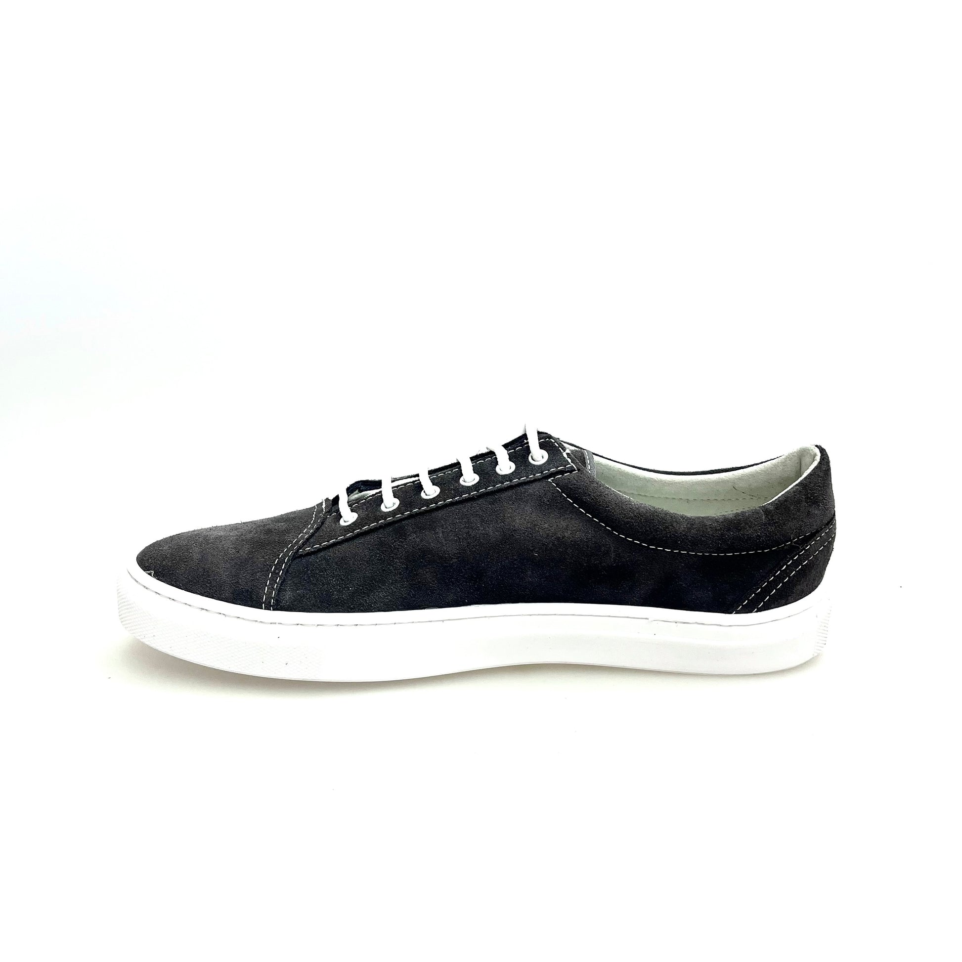 Sneaker urban black in camoscio con cuciture bianche, suola in resina di gomma bianca, modello ALBIR Panther di Wish Dance Shop