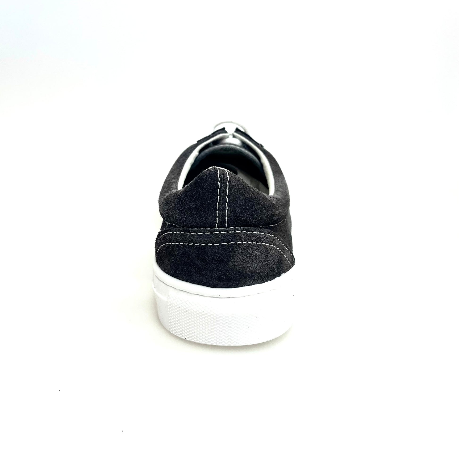 Sneaker urbane Wish Dance Shop ALBIR Panther in camoscio nero con cuciture bianche e suola in resina di gomma bianca, comoda e versatile.