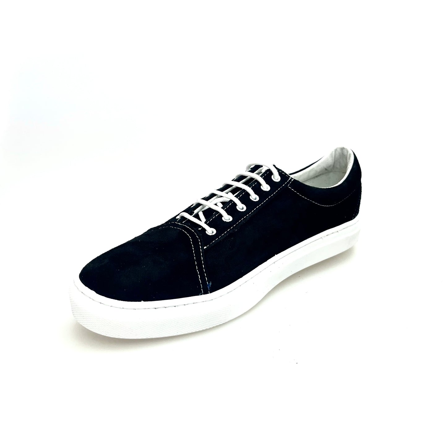 Sneaker urban Albir Absolute Wish Dance Shop in tessuto nero con cuciture bianche e suola in resina di gomma bianca, stile comodo e moderno.