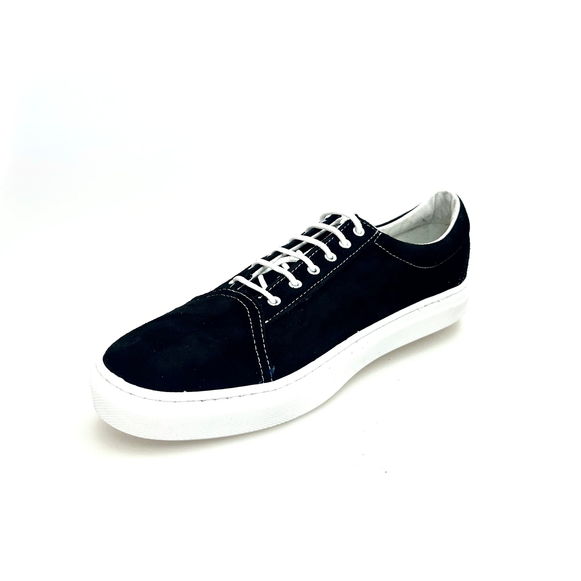 Sneaker urban Albir Absolute Wish Dance Shop in tessuto nero con cuciture bianche e suola in resina di gomma bianca, stile comodo e moderno.
