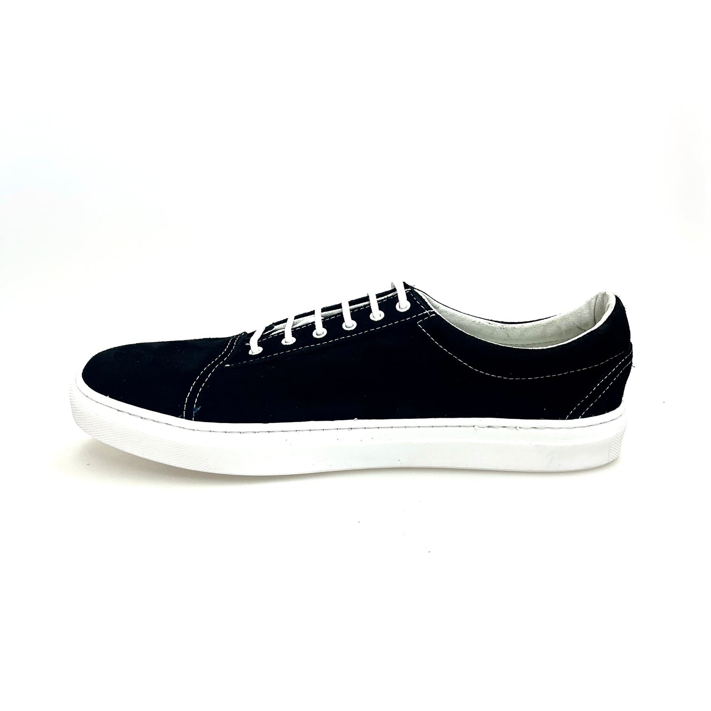 Sneaker Wish Dance Shop Albir Absolute Urbanzik in tessuto nero con cuciture bianche e suola in resina di gommina bianca.