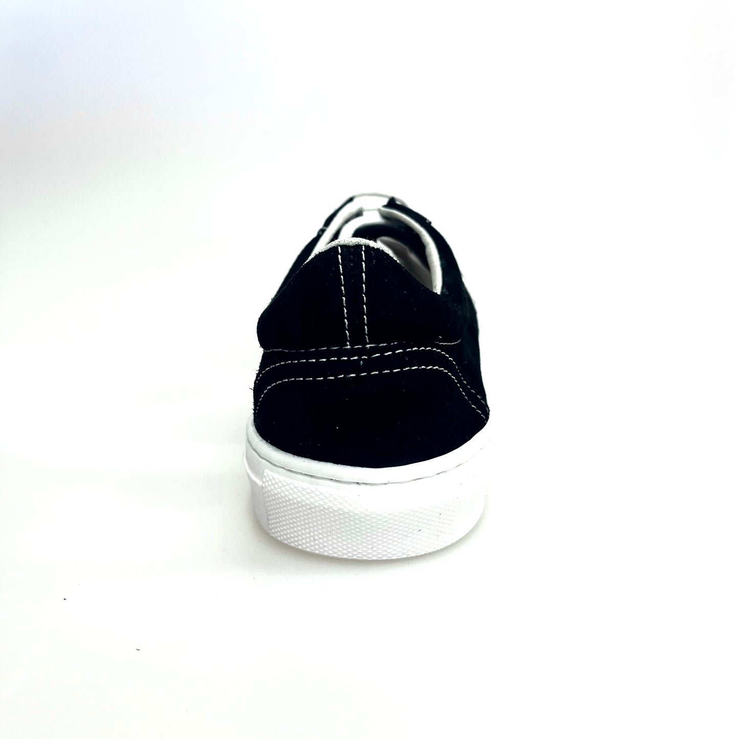 Sneaker Urbanzik Extraconfort nera con cuciture bianche e dettagli in resina di gomma bianca, design moderno e confortevole.