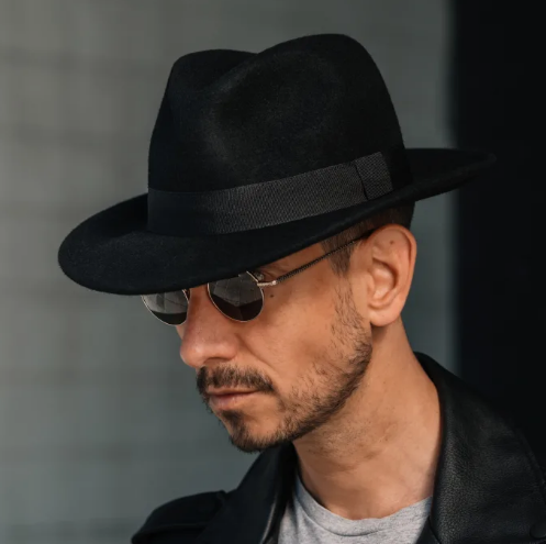 Cappello fedora in feltro di lana nero con fascia nera e fodera in raso, stile elegante e classico.