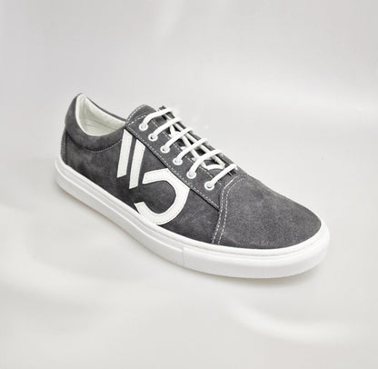 Sneaker urban black in camoscio grigio con cuciture bianche e suola in resina di gomma bianca, modello Albir Ceniza Wish Dance Shop