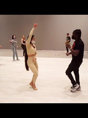 Carica e visualizza video in Galleria, Lidia (402 Lola) - Sandalo da Donna in Glitter Brown e Lurex Rame con Tacco a Spillo Laminato Oro Ramato
