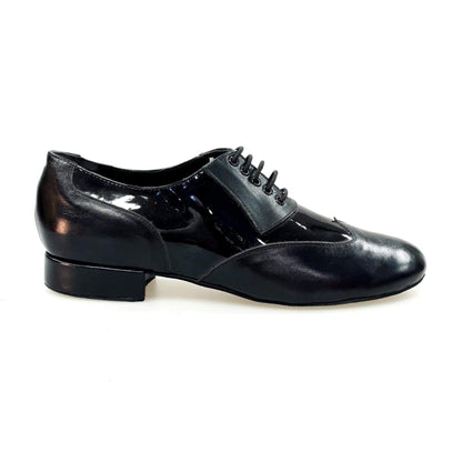 Scarpe stringate a coda di rondine Wish Dance Shop modello Oxford in pelle e vernice nera, eleganti e sofisticate.