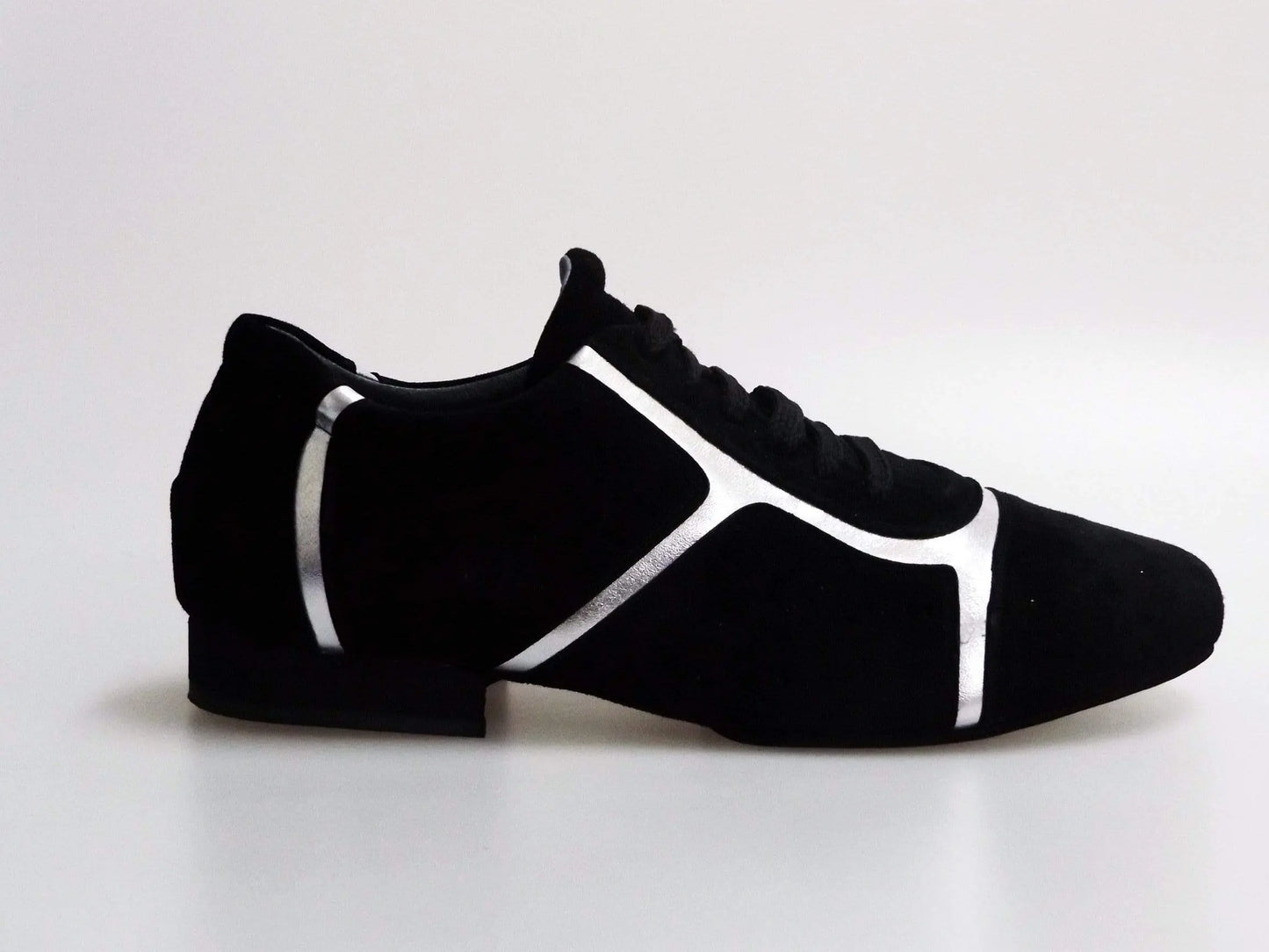 Sneaker Antony 115 da uomo in camoscio nero con inserti in pelle argento, profili bianchi, scarpa casual elegante.