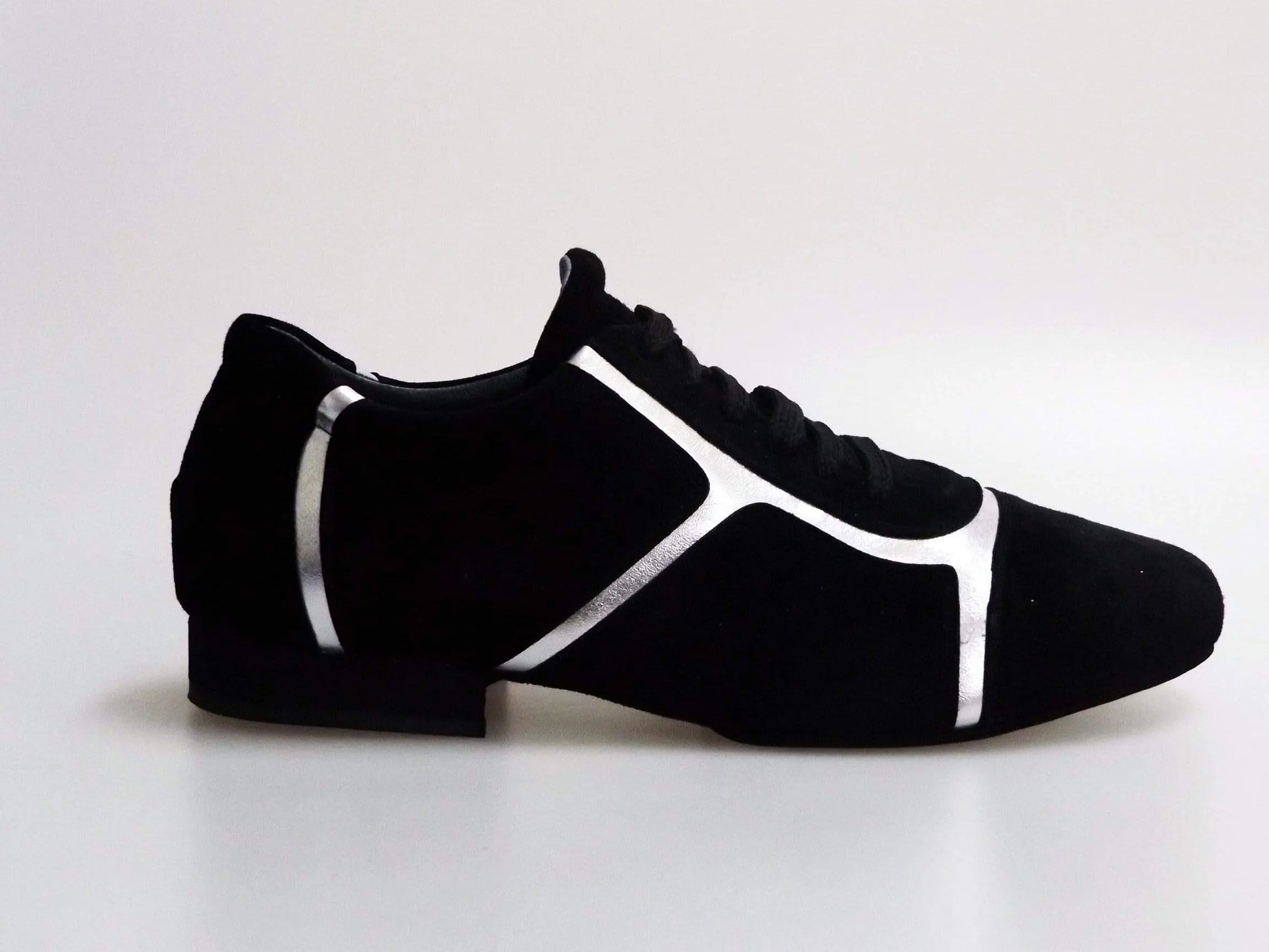 Sneaker Antony 115 da uomo in camoscio nero con inserti in pelle argento, profili bianchi, scarpa casual elegante.