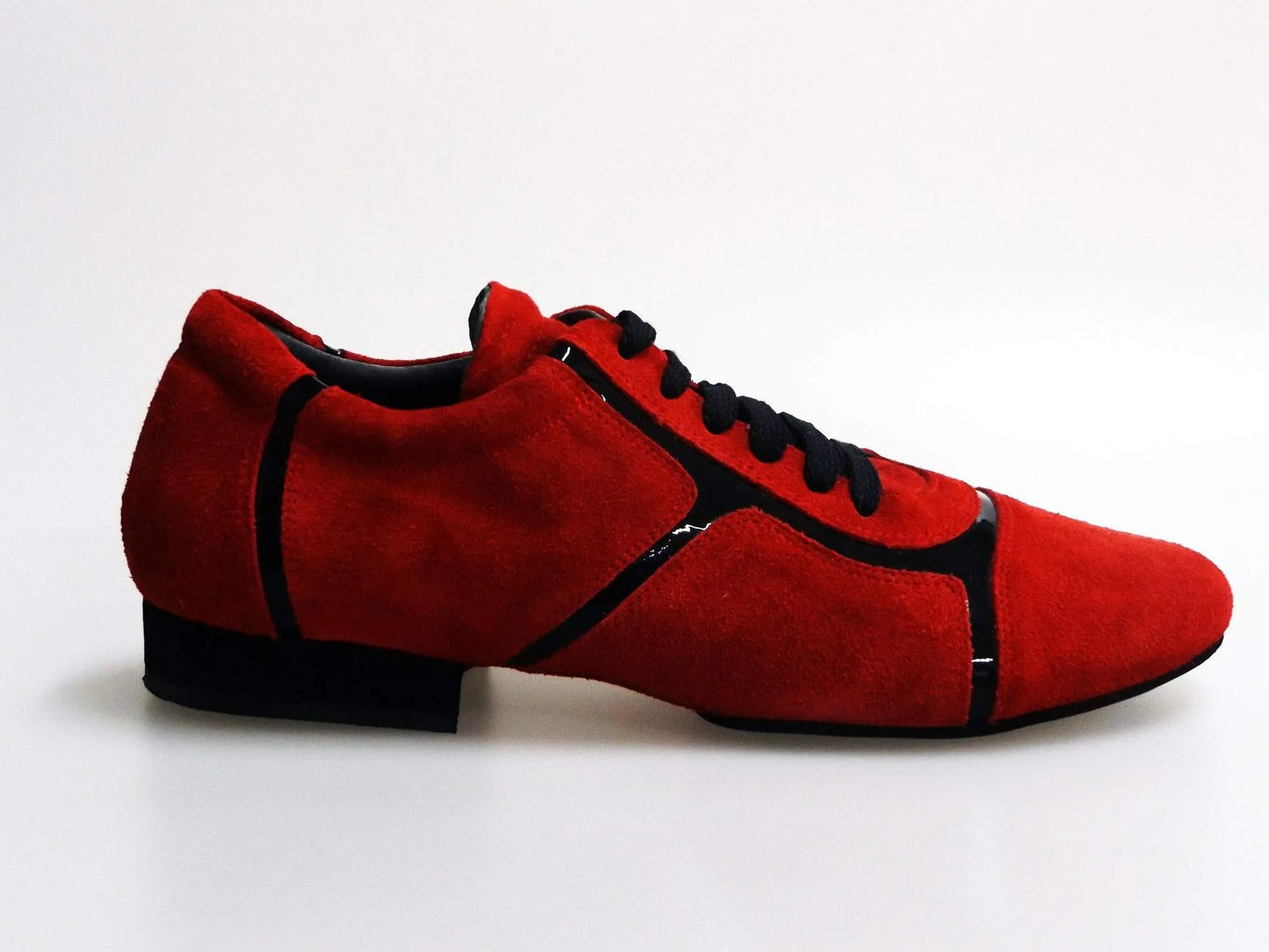 Scarpa da uomo Antony 115 Wish Dance Shop in camoscio rosso con inserti in vernice nera, stile sneakers elegante e moderno