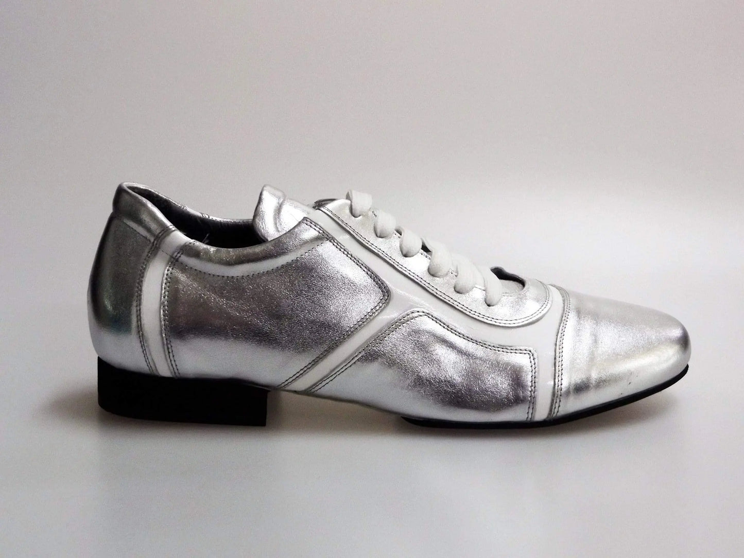 Scarpa Antony 115 da uomo in pelle argento con inserti in vernice bianca, sneaker trendy e comoda per il casual.