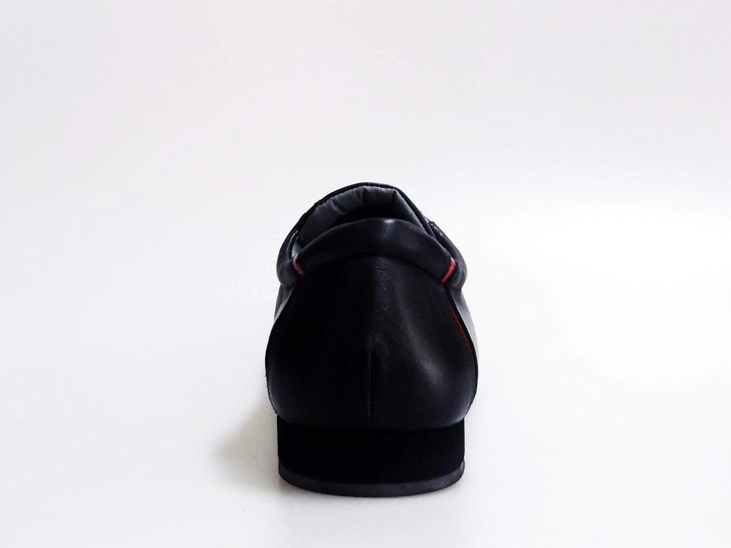 Sneaker Antony 115 da uomo in pelle nera con inserti rossi e profili in vernice, scarpa sportiva elegante.