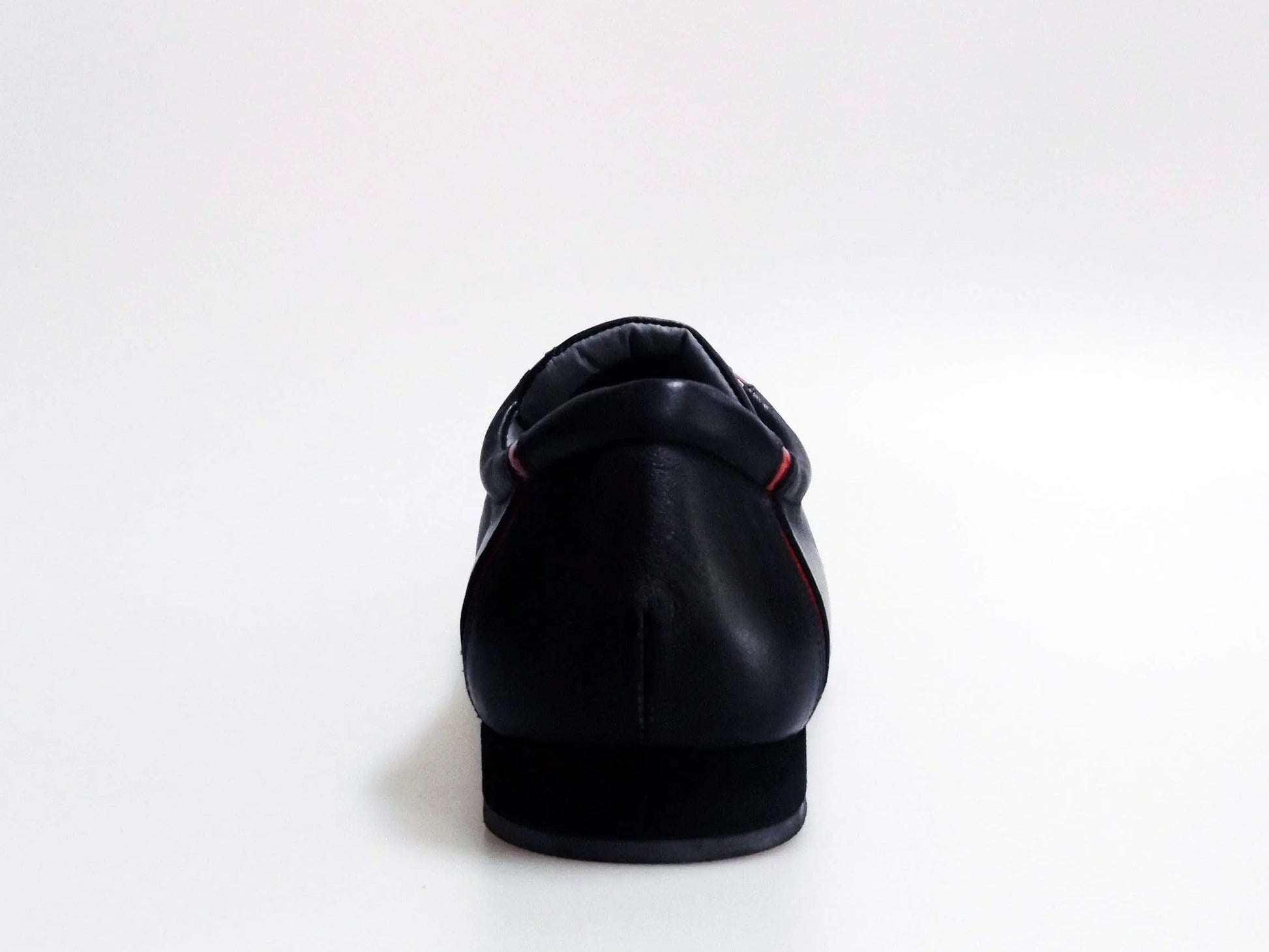 Sneaker Antony 115 da uomo in pelle nera con inserti rossi e profili in vernice, scarpa sportiva elegante.