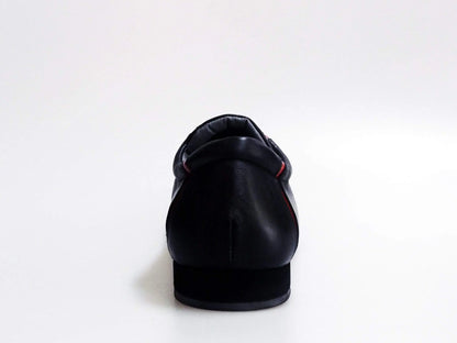 Sneaker Antony 115 da uomo in pelle nera con inserti rossi e profili in vernice, scarpa sportiva elegante.