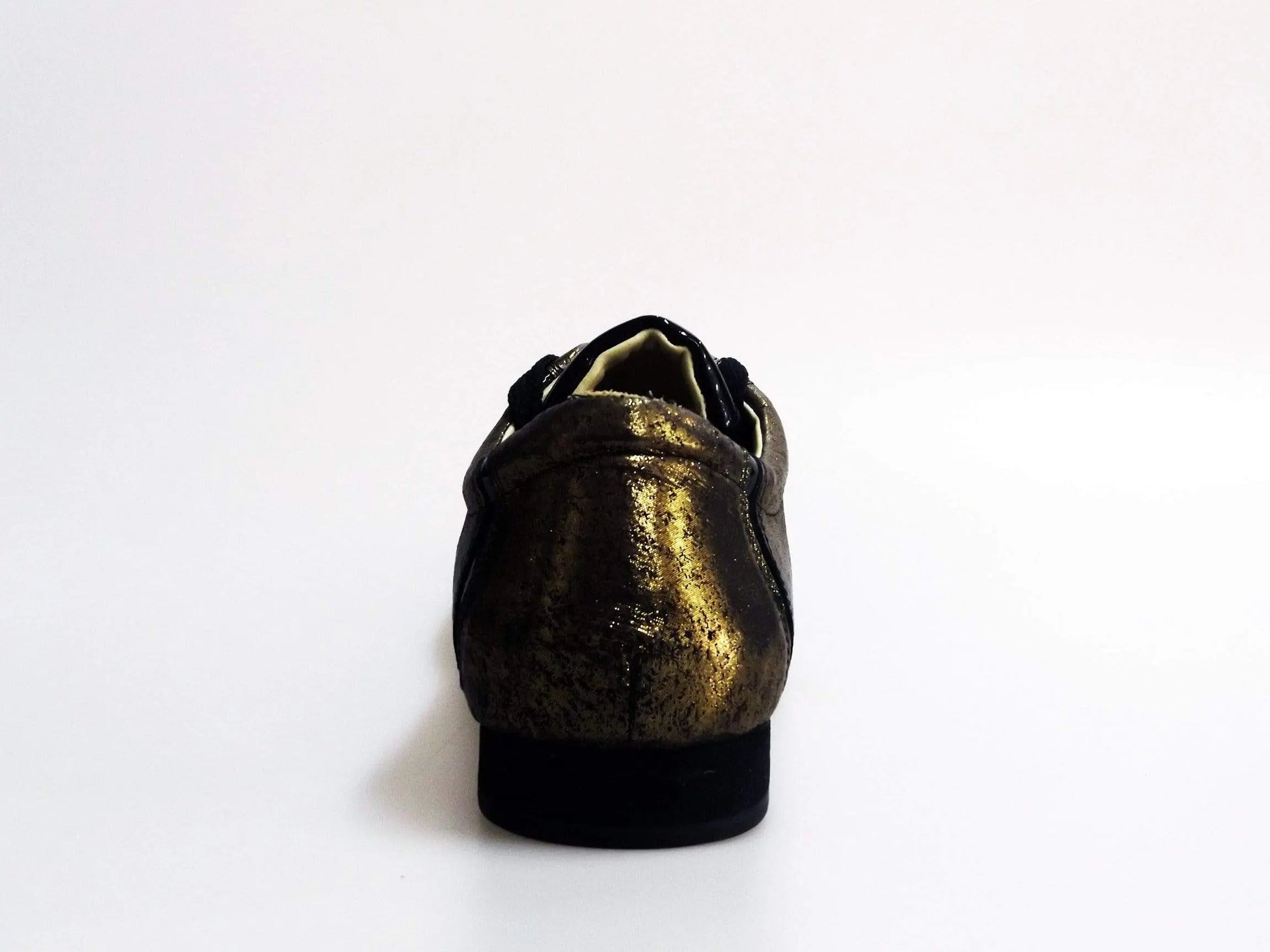 Scarpa stringata Outlet in pelle velour bronzo con inserti in vernice nera, stile elegante e moderno.