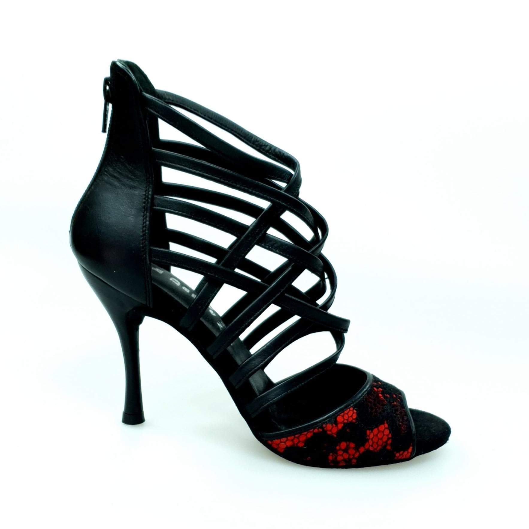 Sandalo da donna Megan Wish Dance Shop in pizzo rosso con tallone e tacco in pelle nera, elegante e femminile.