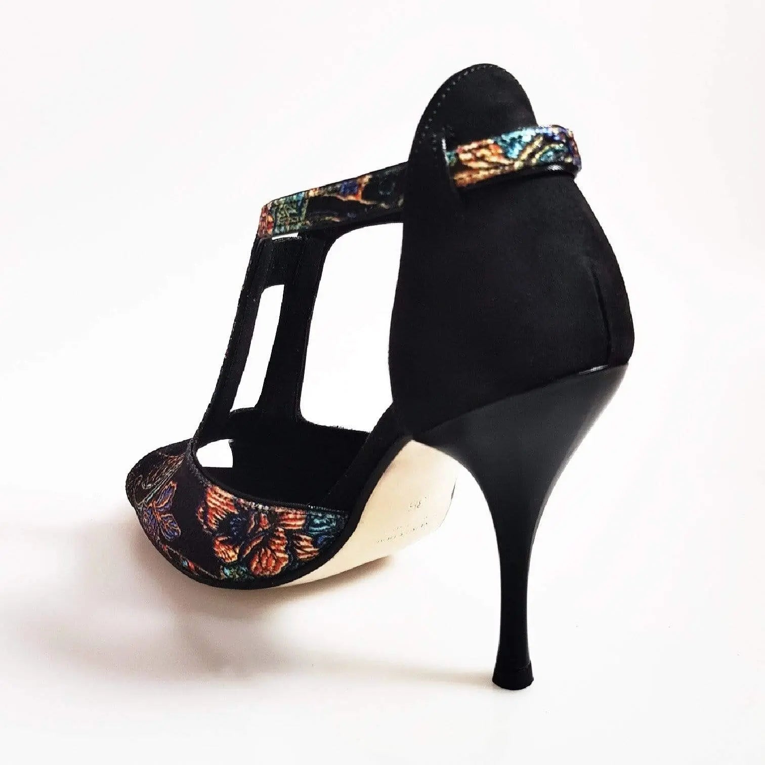 Scarpe da donna Fascino (401) in velluto nero con tacco a spillo e dettaglio in camoscio nero, tacco smaltato nero.