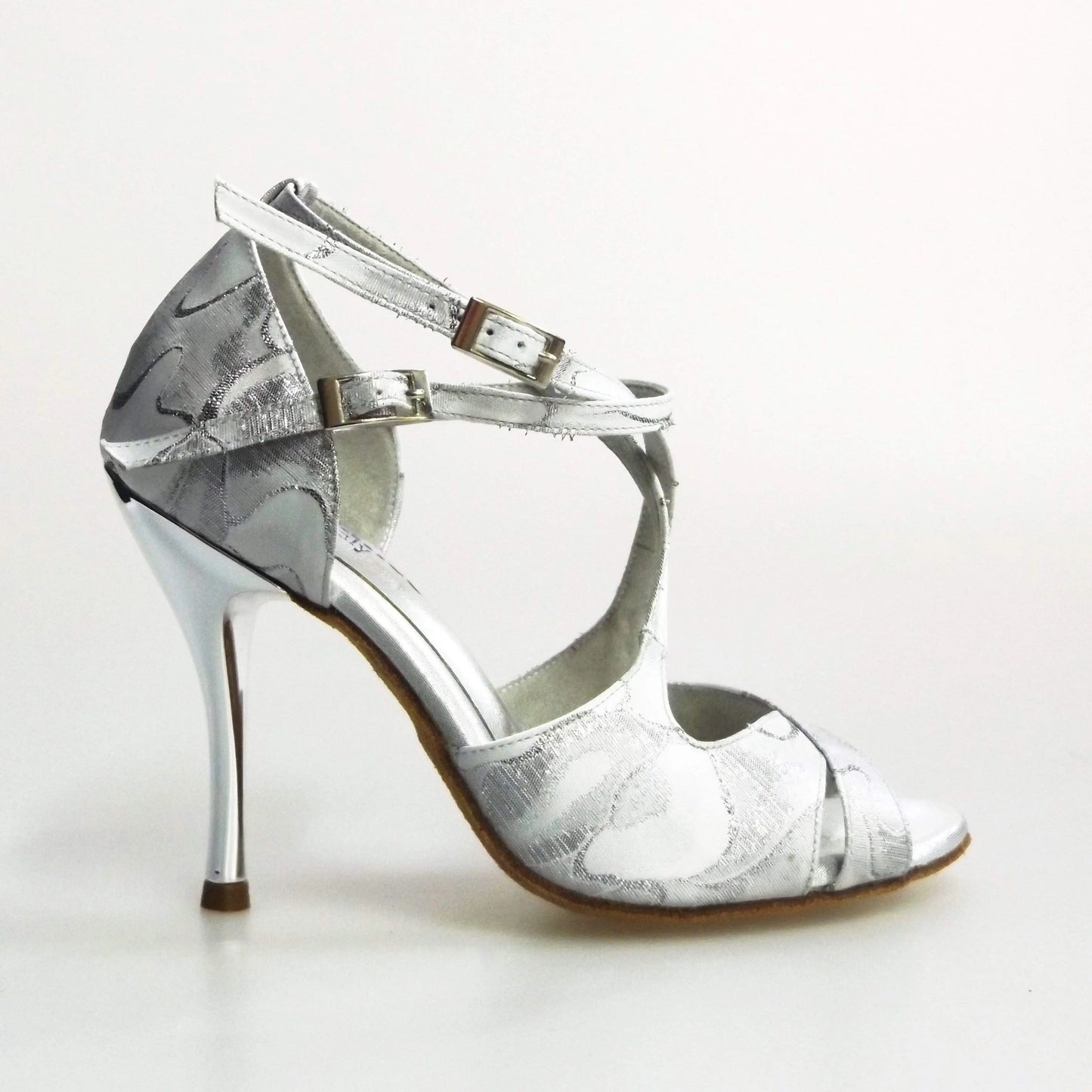 Scarpa Brenda White Cloud 485 di Wish Dance Shop con cinturino alla caviglia e dettagli in Robin argento e bianco laminato