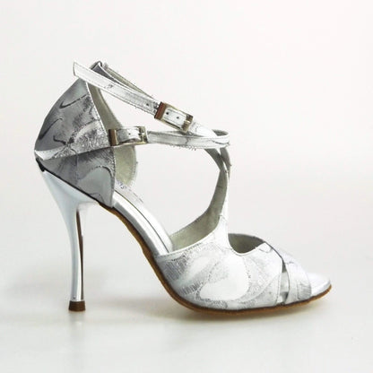 Scarpa Brenda White Cloud 485 di Wish Dance Shop con cinturino alla caviglia e dettagli in Robin argento e bianco laminato