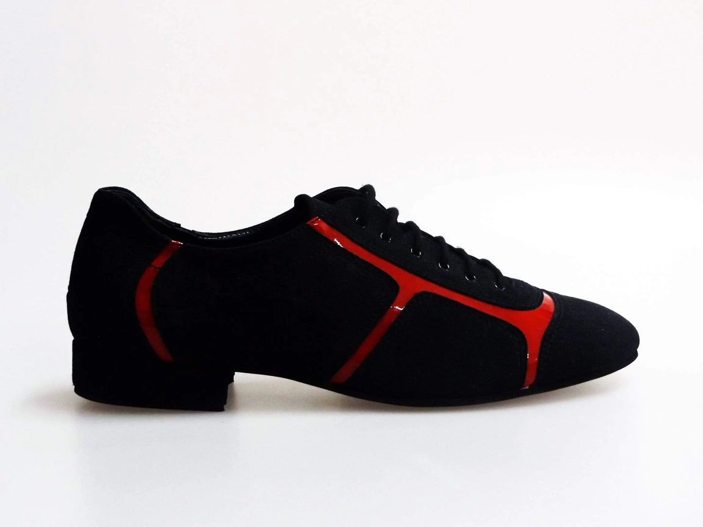 Sneaker Manuel (820) in camoscio nero con inserti in vernice rossa, dettagli di design e profili colorati, di Wish Dance Shop.