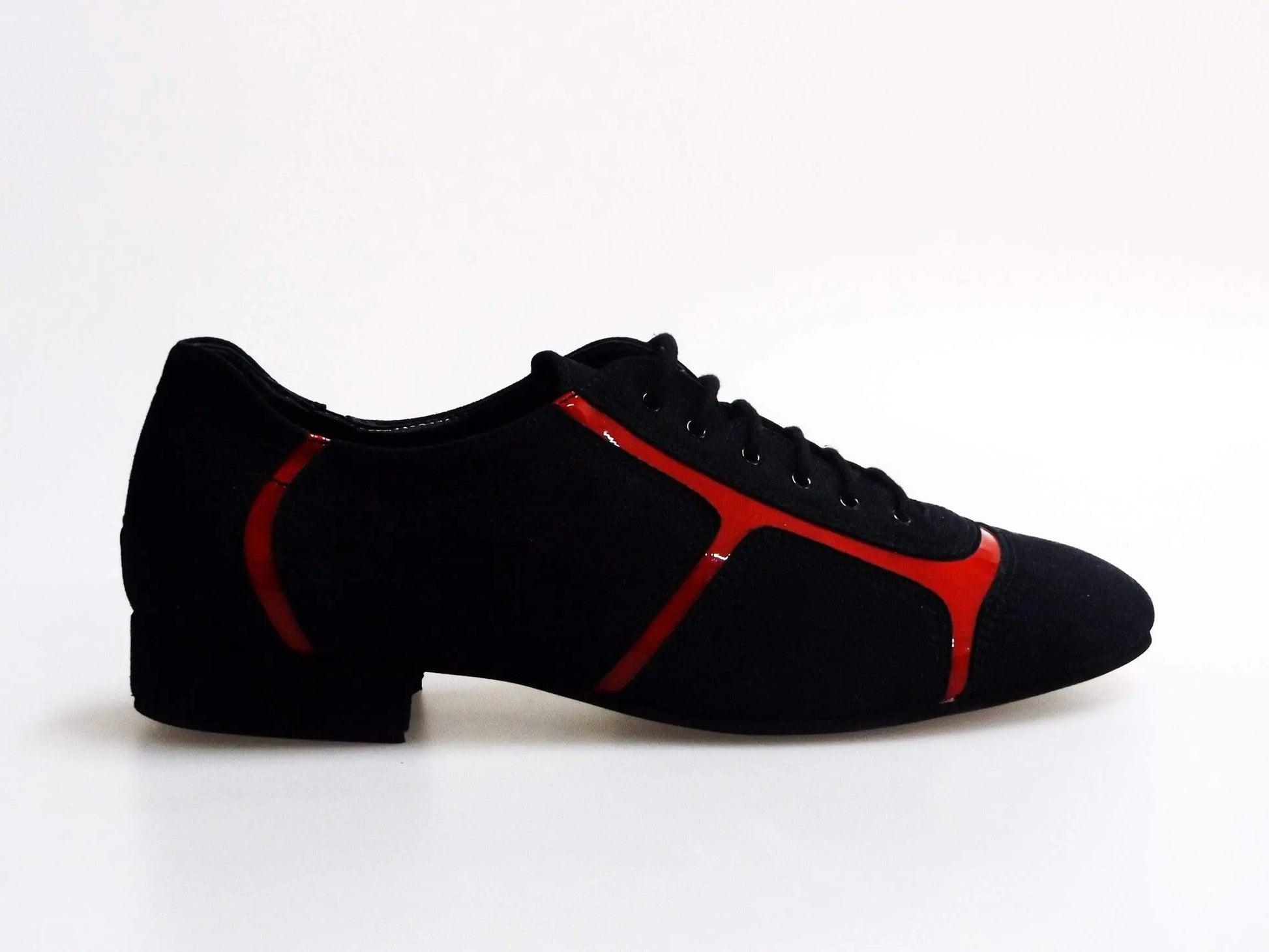 Sneaker Manuel (820) in camoscio nero con inserti in vernice rossa, dettagli di design e profili colorati, di Wish Dance Shop.
