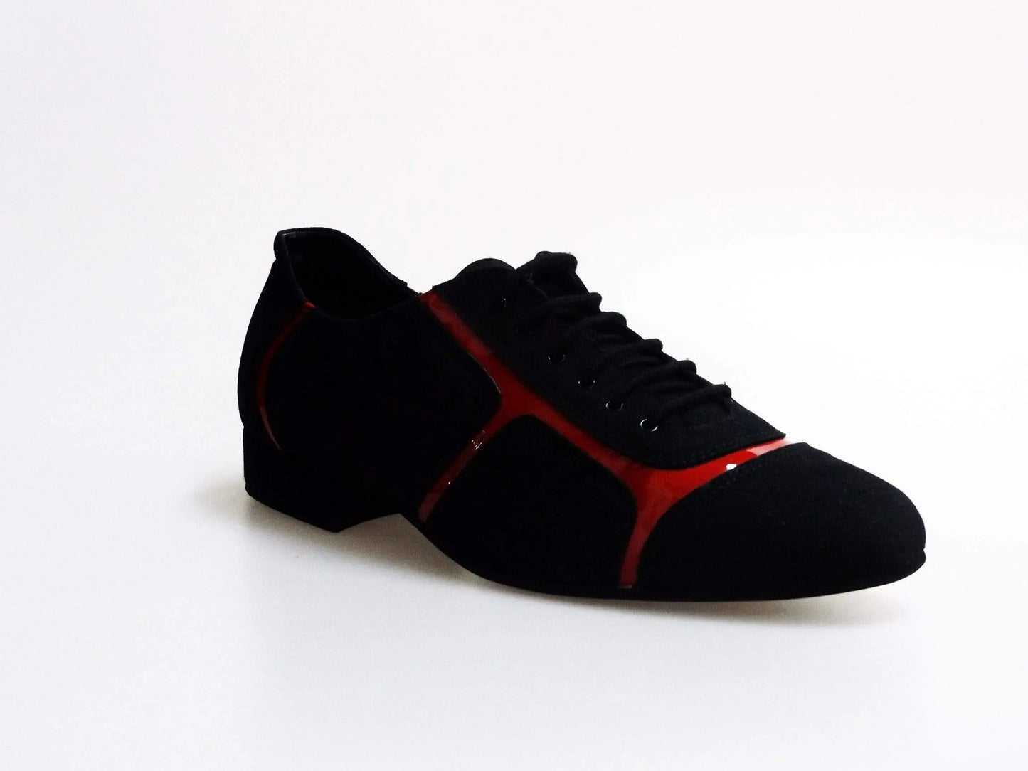 Sneaker Manuel (820) in camoscio nero con inserti in vernice rossa, dettagli eleganti e stile sportivo di Wish Dance Shop