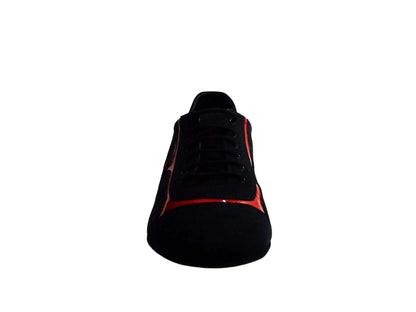 Sneaker Manuel (820) in camoscio nero con inserti in vernice rossa, dettagli di Wish Dance Shop.