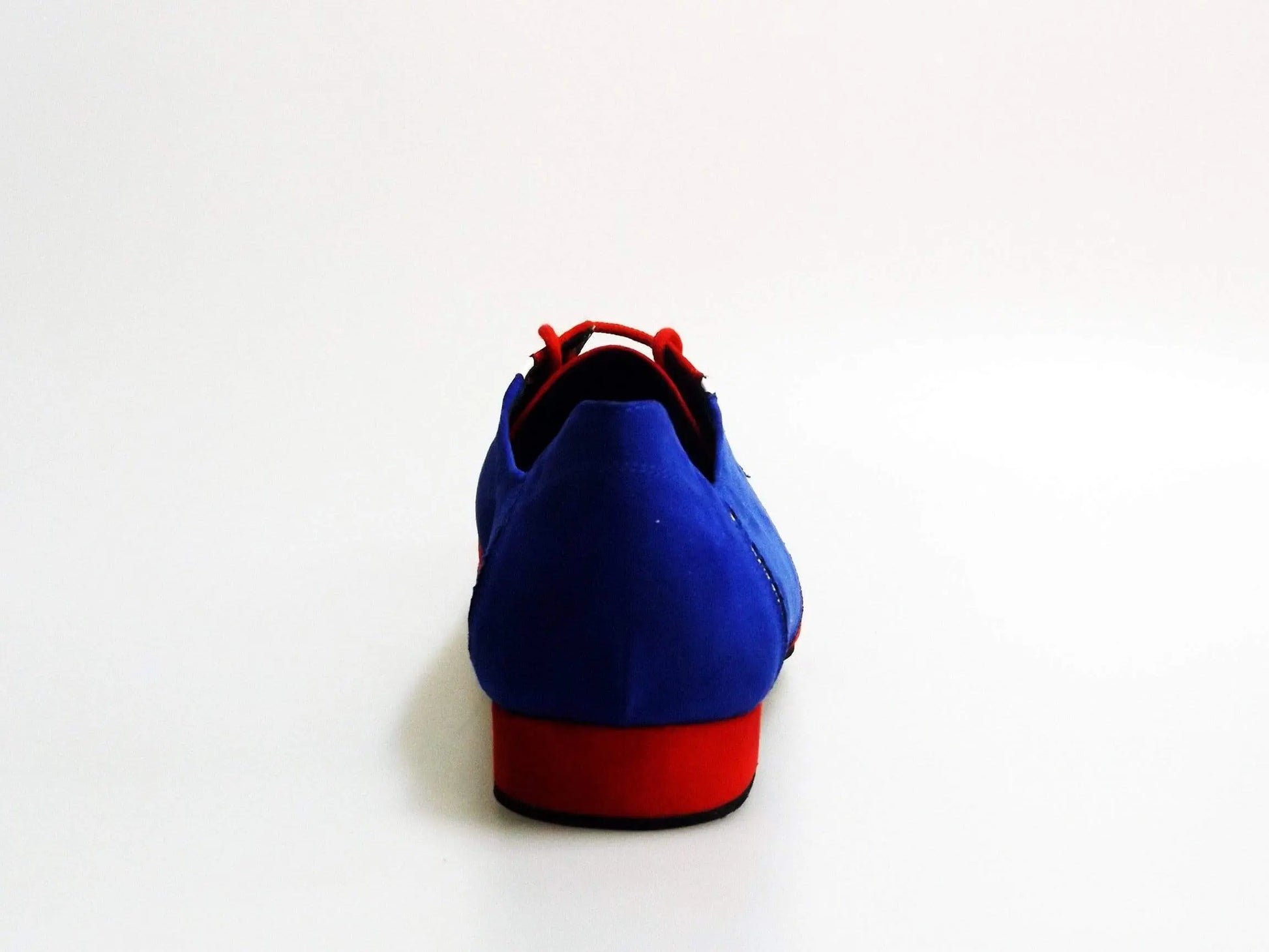 Sneaker Manuel 820 Caribe in camoscio blu royal con inserti bianchi e dettagli rossi, stile casual e alla moda.