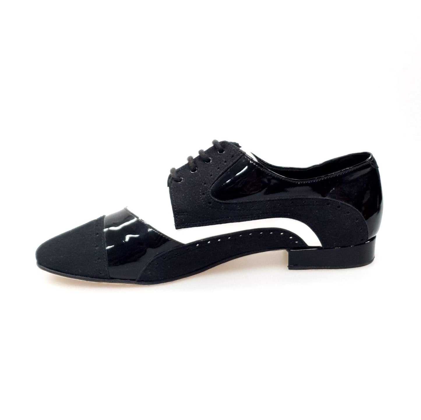 Scarpa stringata da uomo Magno 845 di Wish Dance Shop in vernice e camoscio nero con dettagli in pelle bianca.