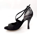 Cargar imagen en la Galería, Sandalo donna Adriana Wish Dance Shop in raso nero con tacco e tallone in camoscio pitone silver, fodera in vera pelle.
