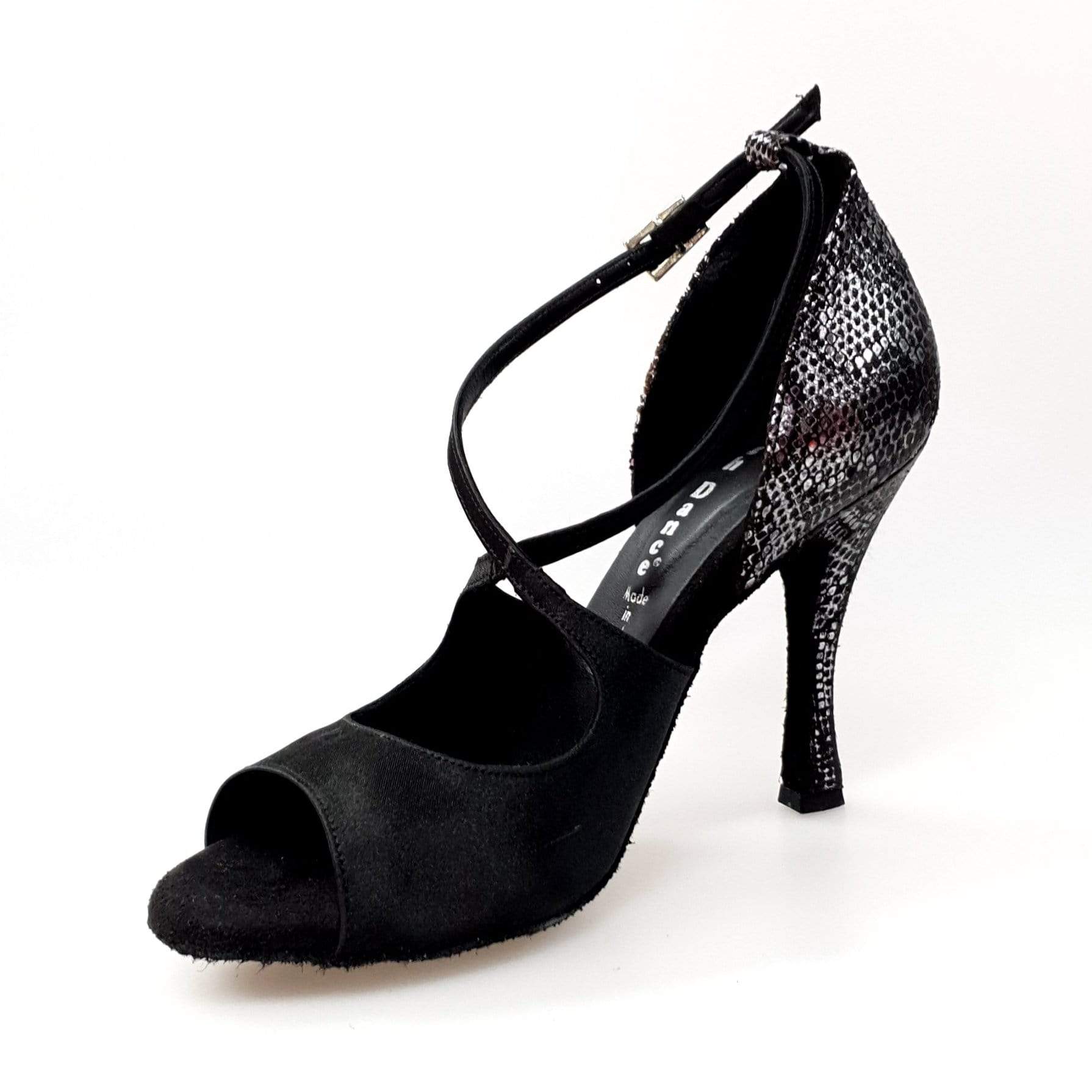 Sandalo da donna Adriana di Wish Dance Shop in raso nero con tacco e tallone in camoscio pitone silver, fodera in vera pelle.