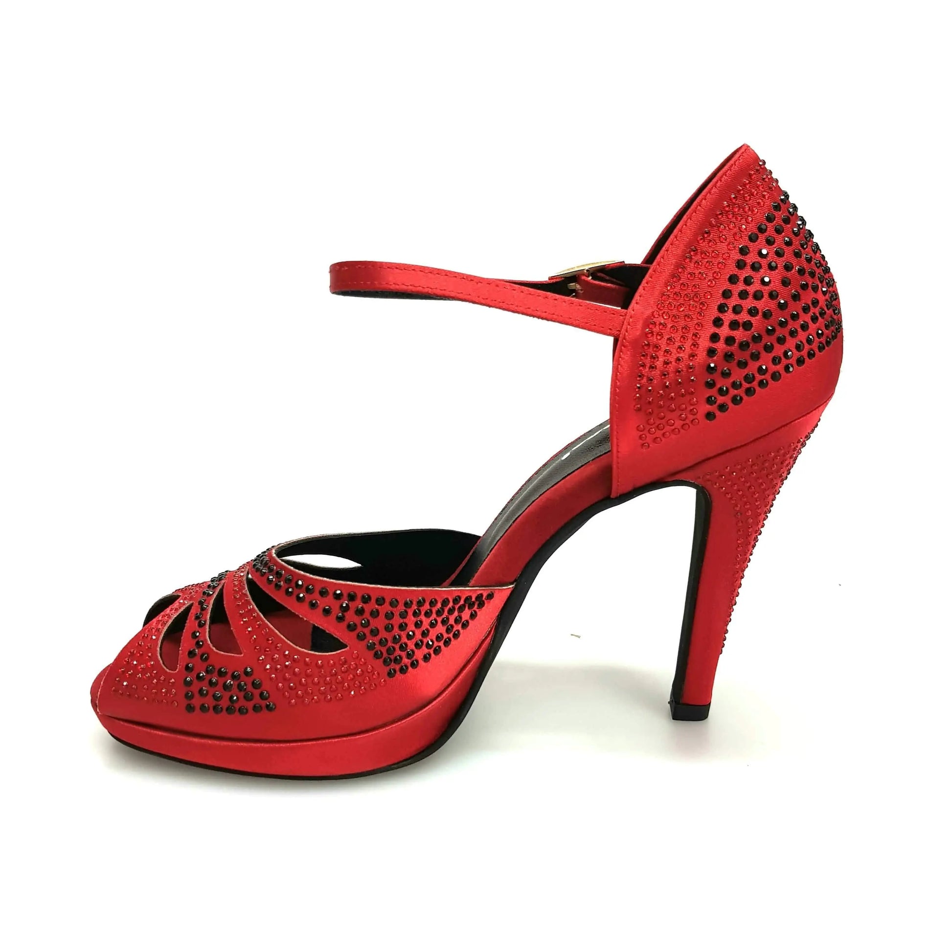 Scarpa da ballo Alexa Wish Dance Shop in raso rosso con Swarovski neri e rossi, tacco alto a spillo largo e plateau flex.