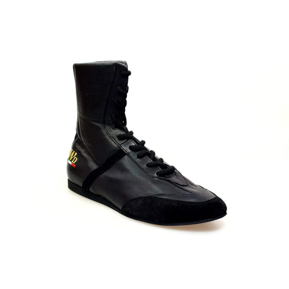 Scarpa sneaker alta Clay in pelle nera con dettagli in camoscio nero rivestito in vera pelle italiana, stile elegante e moderno.