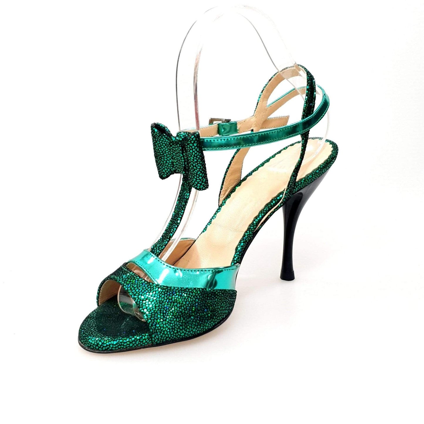 Sandalo da donna D'orsay 1587 in pelle laminata verde con fiocco e tacco a spillo smaltato nero, modello elegante.