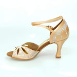 Load image into Gallery viewer, Wish Dance Shop Deluxe - Scarpa da Ballo in Raso Seta Carne con Swarovski e Tacco a Rocchetto
