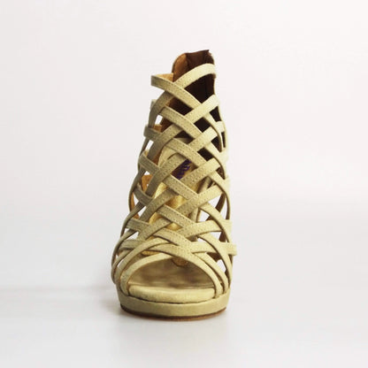 Scarpa da donna Intrigo (780) in camoscio beige con tacco a spillo e plateau, marca Wish Dance Shop, vista laterale