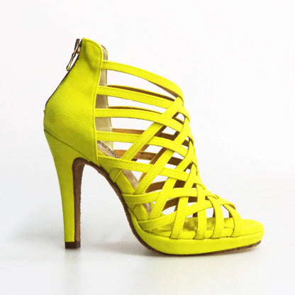 Sandalo donna Intrigo (780) Wish Dance Shop in camoscio giallo con tacco a spillo e plateau, dettaglio della scarpa elegante.