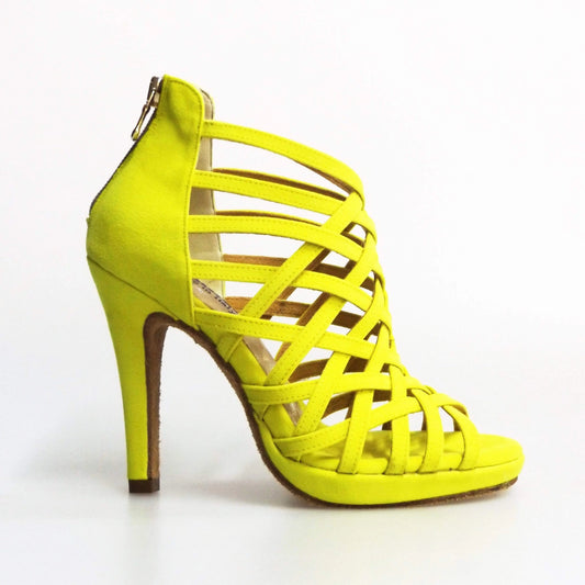 Sandalo donna Intrigo (780) Wish Dance Shop in camoscio giallo con tacco a spillo e plateau, dettaglio della scarpa elegante.